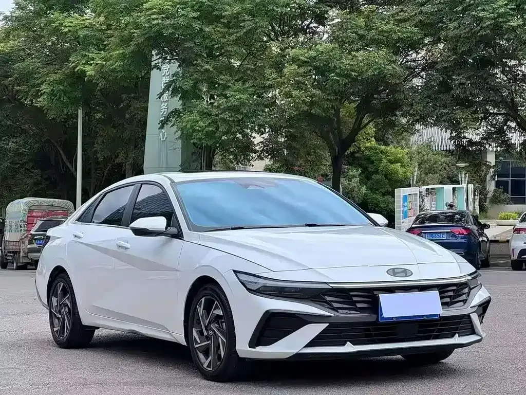 Hyundai Elantra — фото 5
