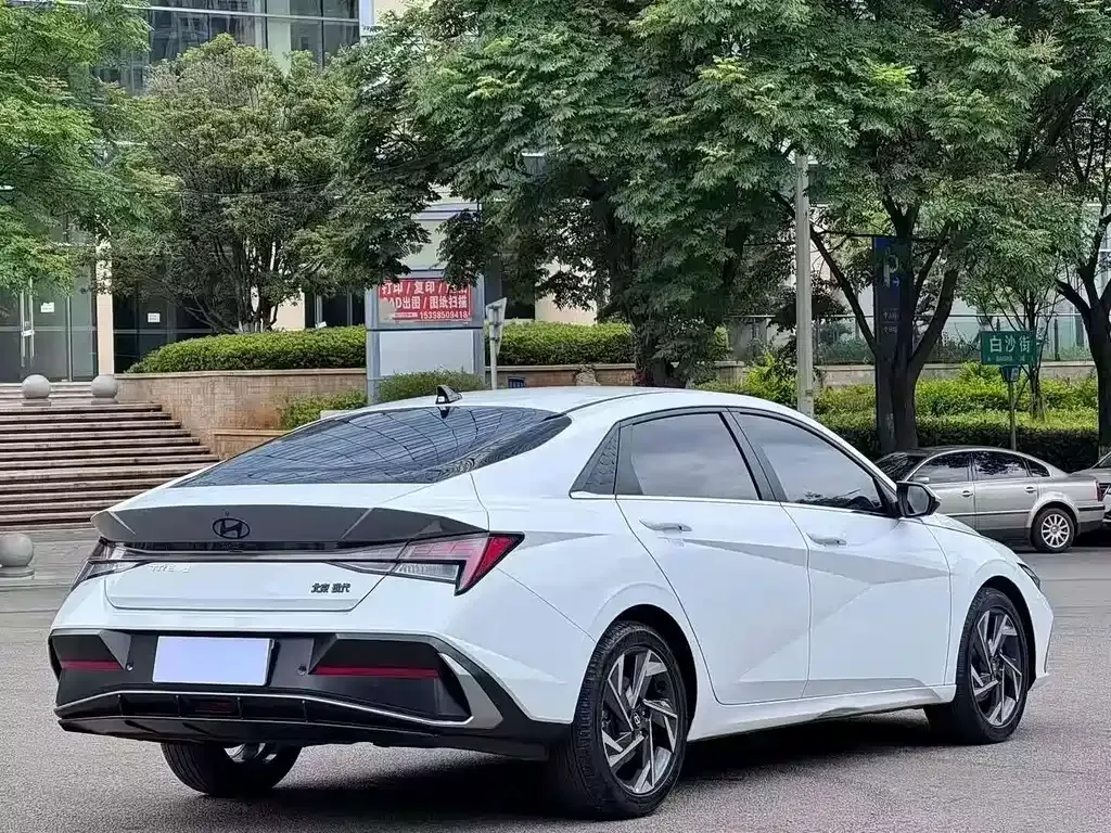 Hyundai Elantra — фото 3