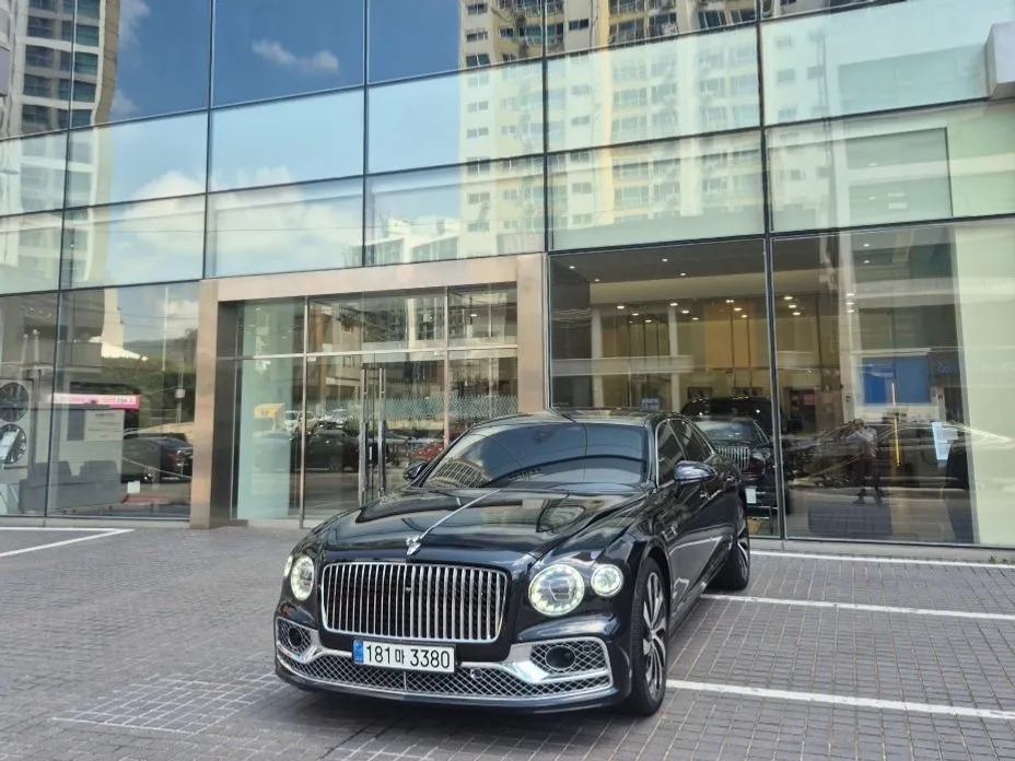 Bentley Flying Spur — фото 1