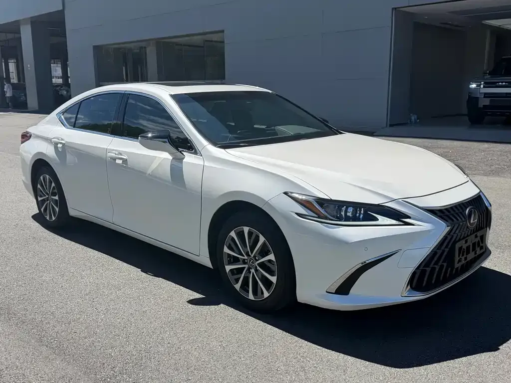 Lexus ES — фото 1