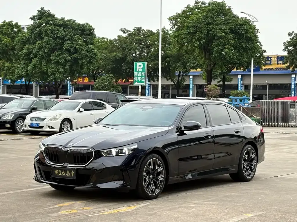 BMW 5 Series — фото 1