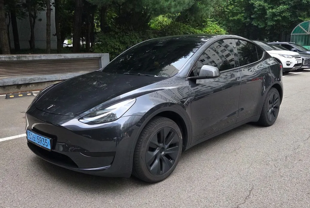 Tesla Model Y — фото 1