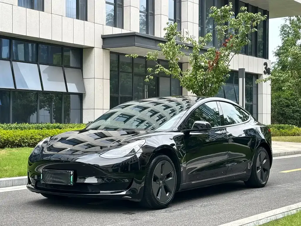 Tesla Model 3 — фото 1