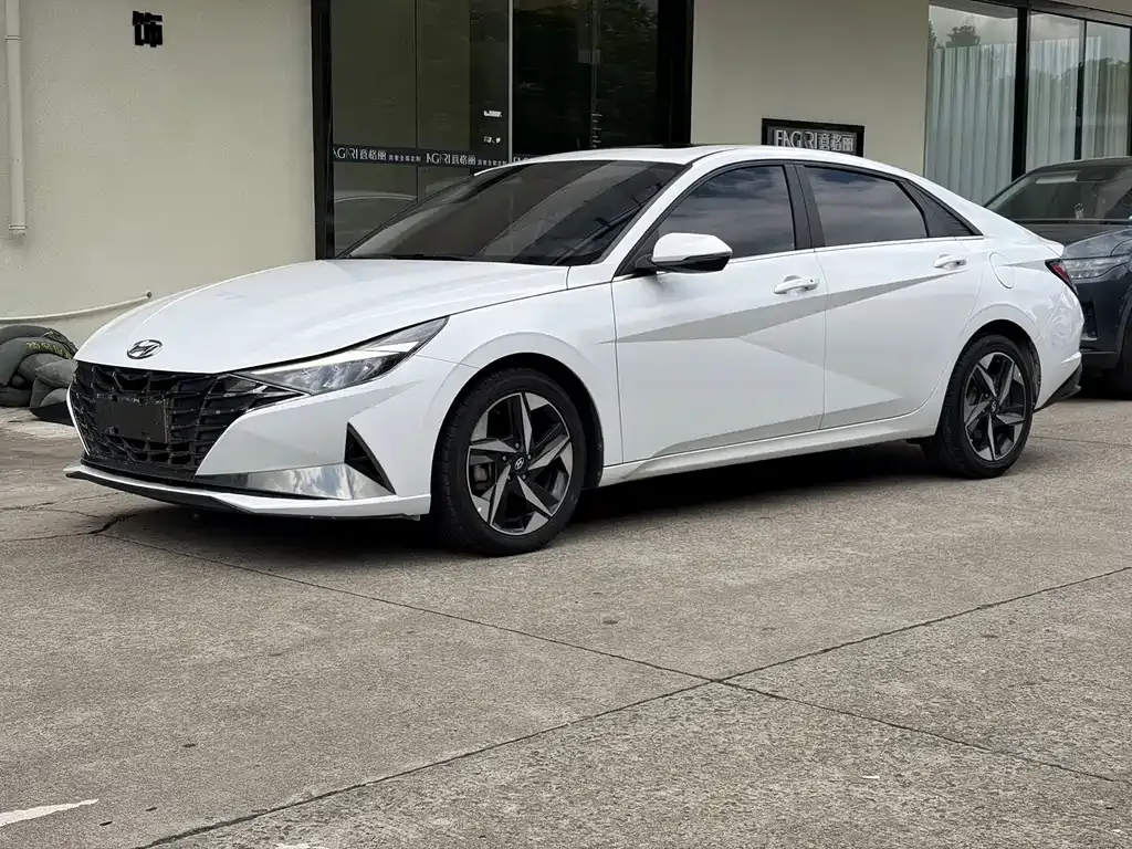 Hyundai Elantra — фото 1