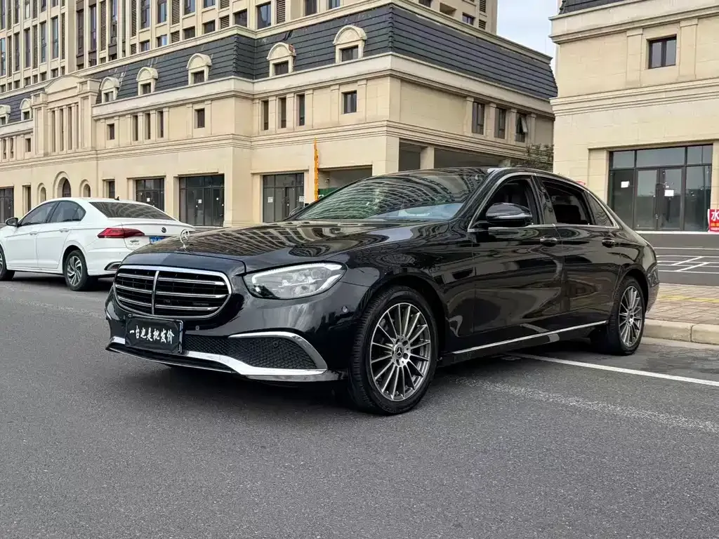 Mercedes-Benz E-Class — фото 1