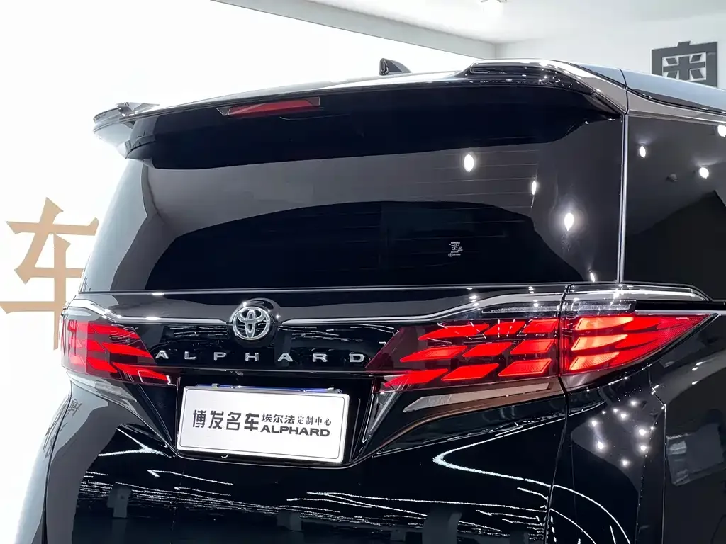 Toyota Alphard — фото 4