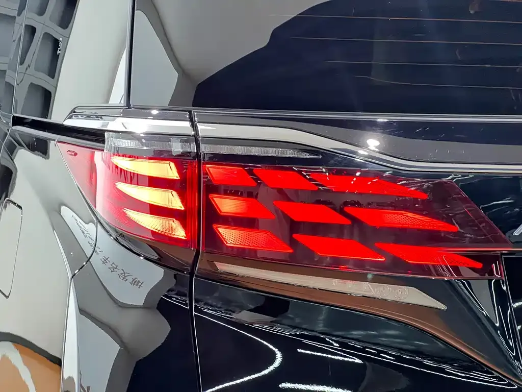 Toyota Alphard — фото 5
