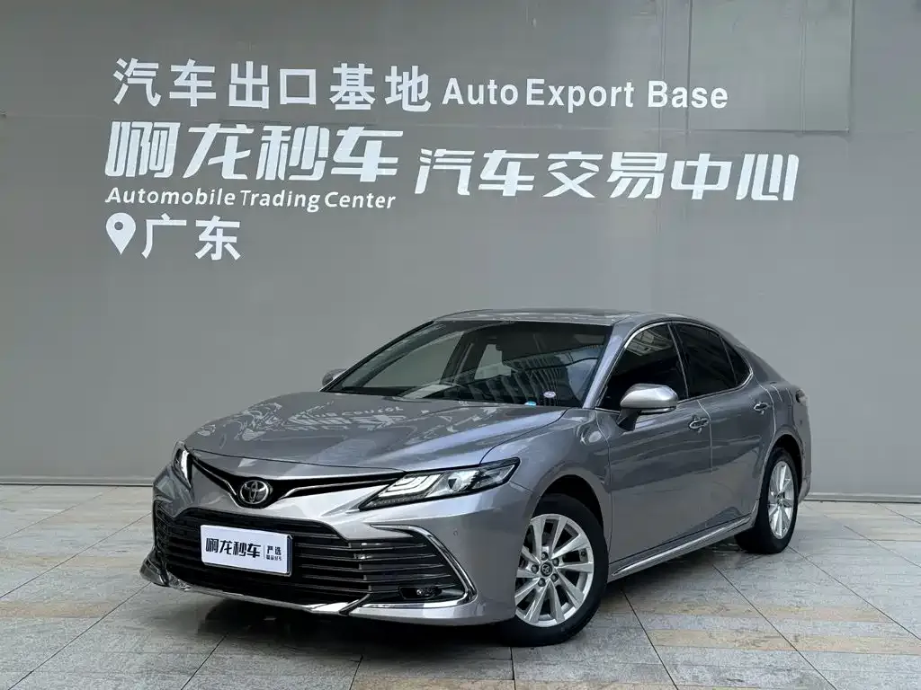 Toyota Camry — фото 1