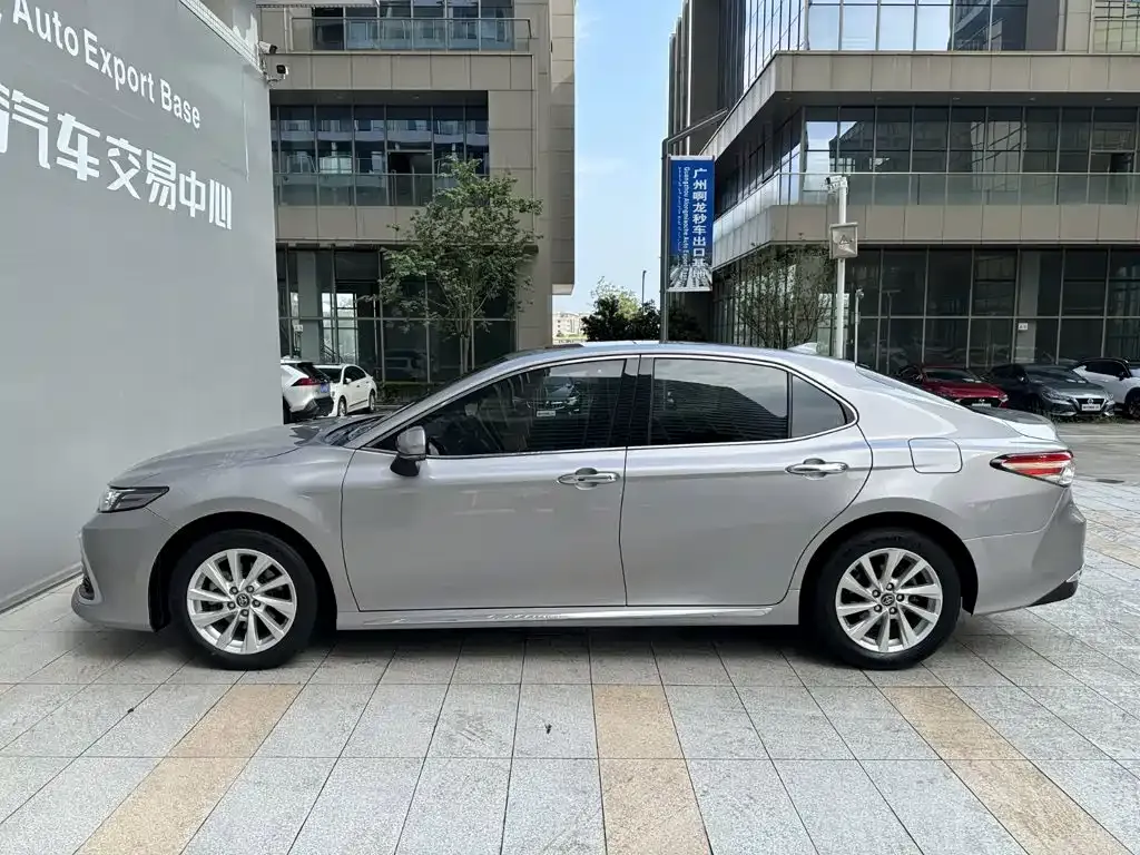 Toyota Camry — фото 6