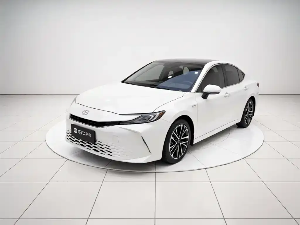 Toyota Camry — фото 1