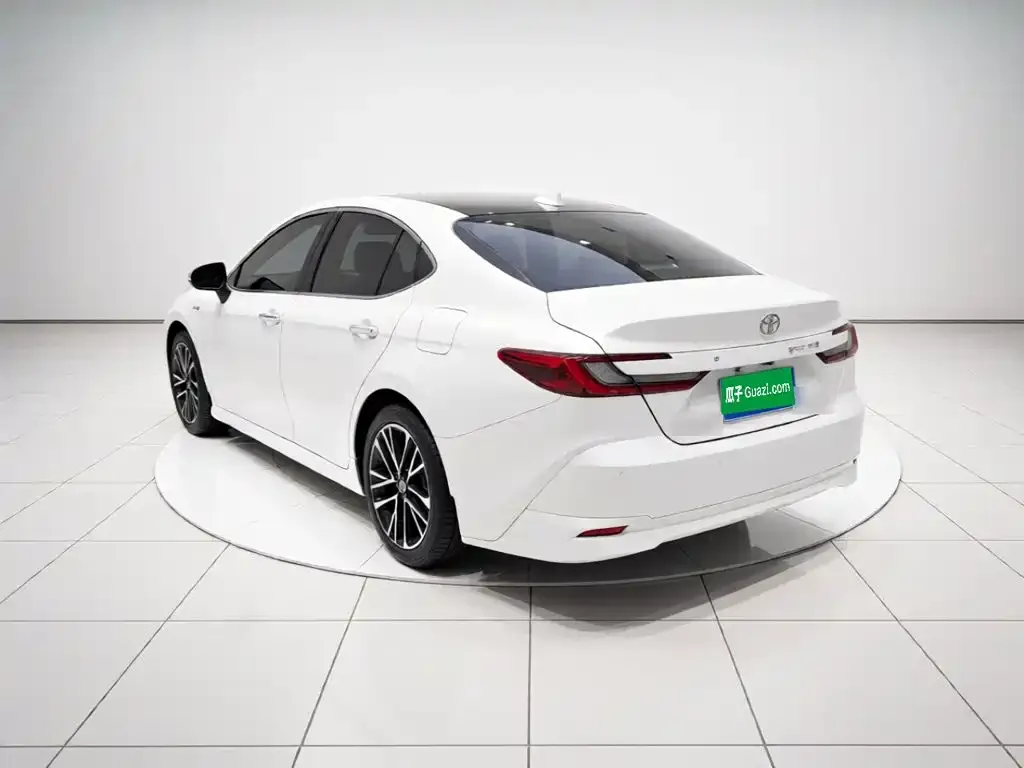 Toyota Camry — фото 2