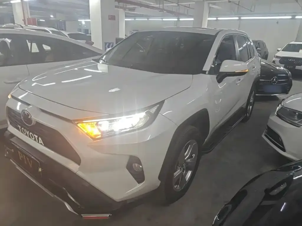 Toyota RAV4 — фото 1