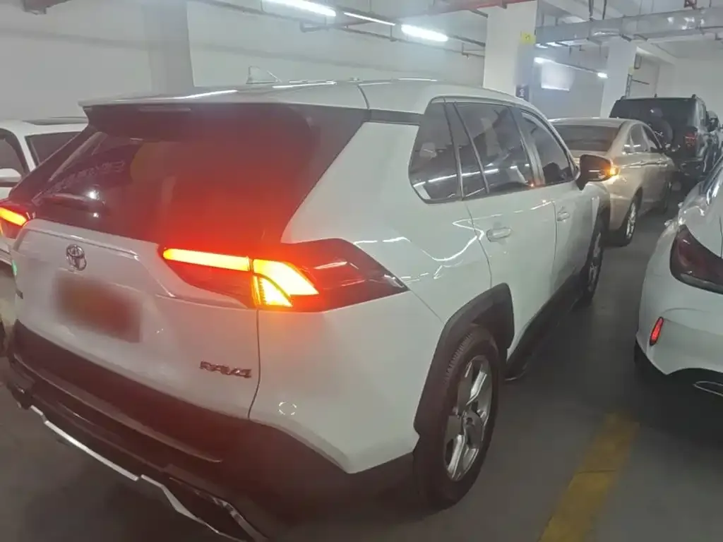 Toyota RAV4 — фото 8