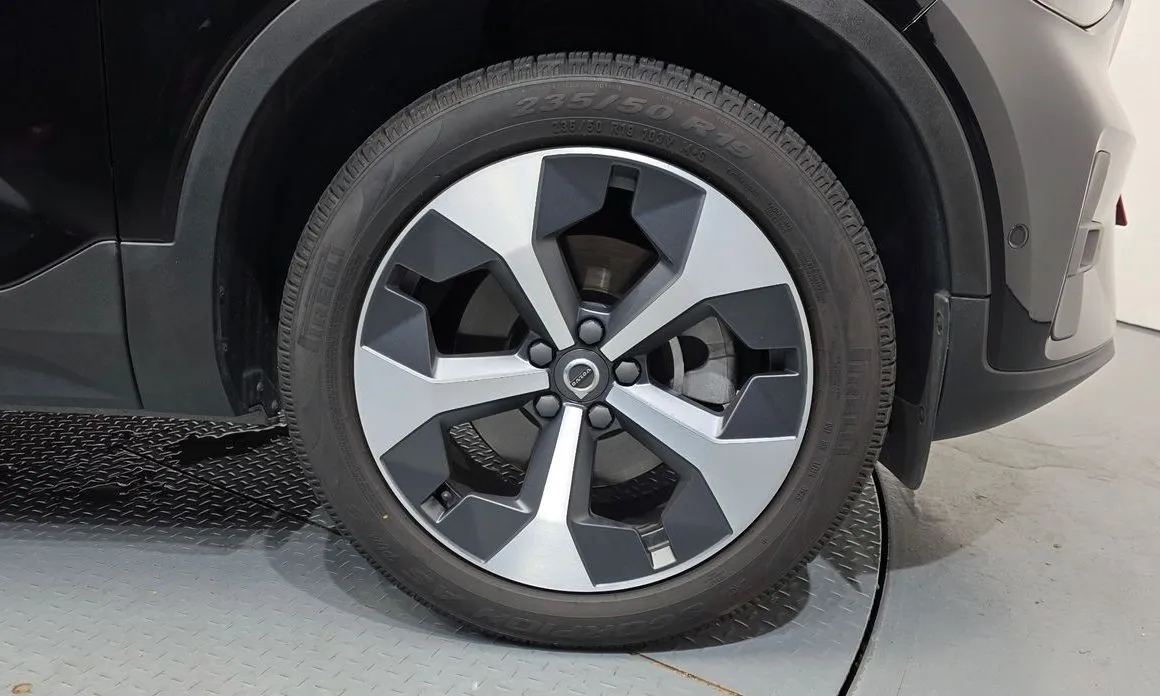Volvo XC40 — фото 10