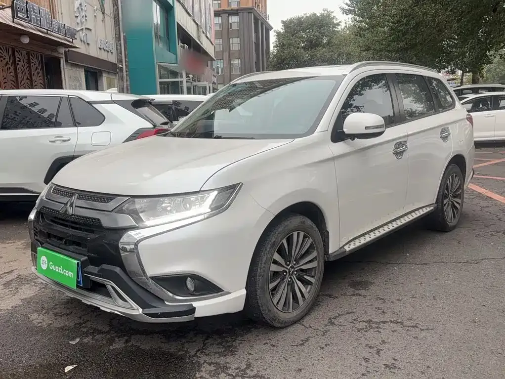 Mitsubishi Outlander — фото 1