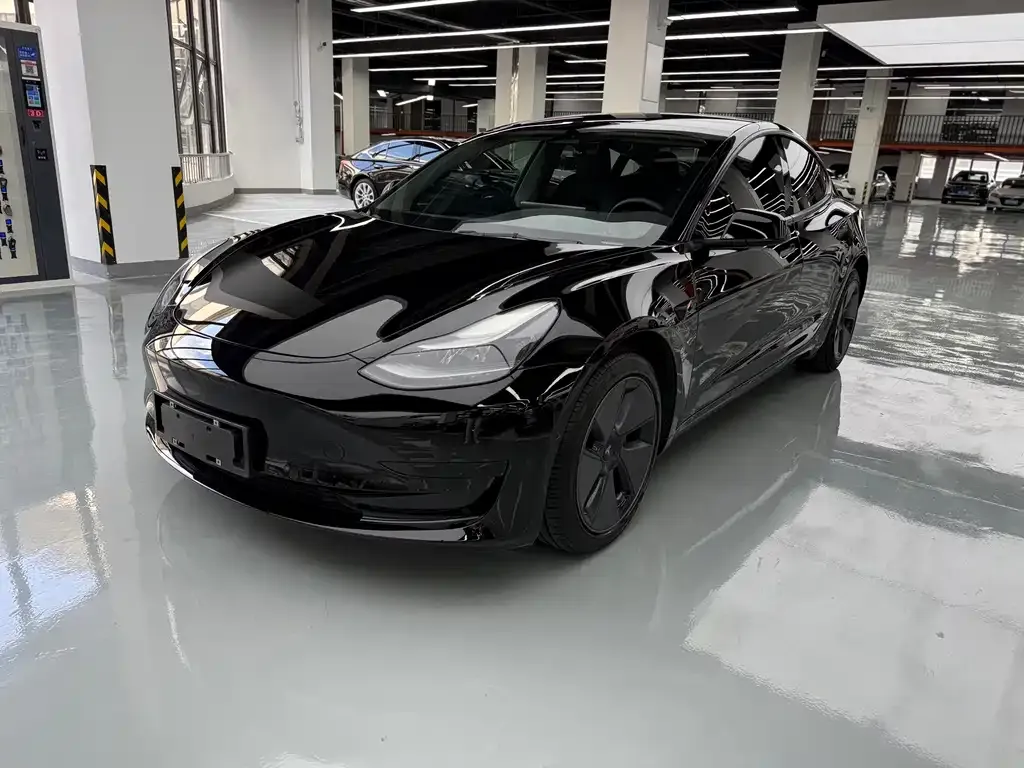 Tesla Model 3 — фото 1