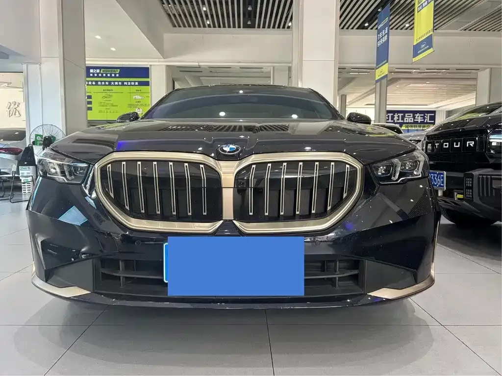 BMW 5 Series — фото 1