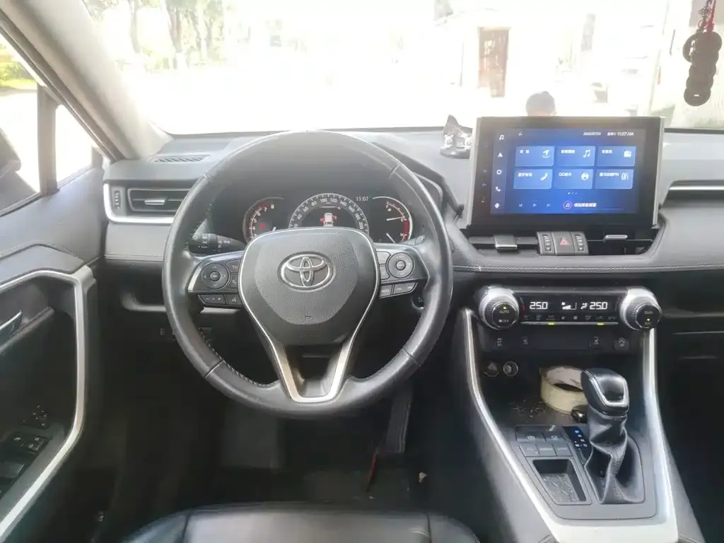 Toyota RAV4 — фото 2