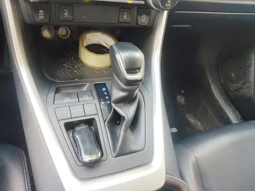 Toyota RAV4 — фото 10