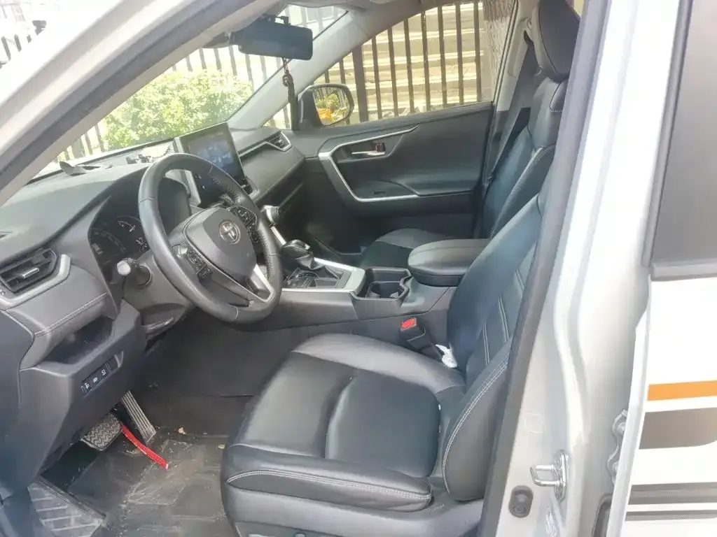 Toyota RAV4 — фото 9