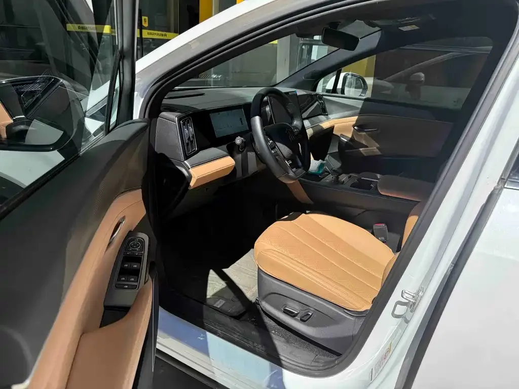 BYD L DM-i — фото 4