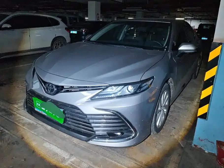 Toyota Camry — фото 1