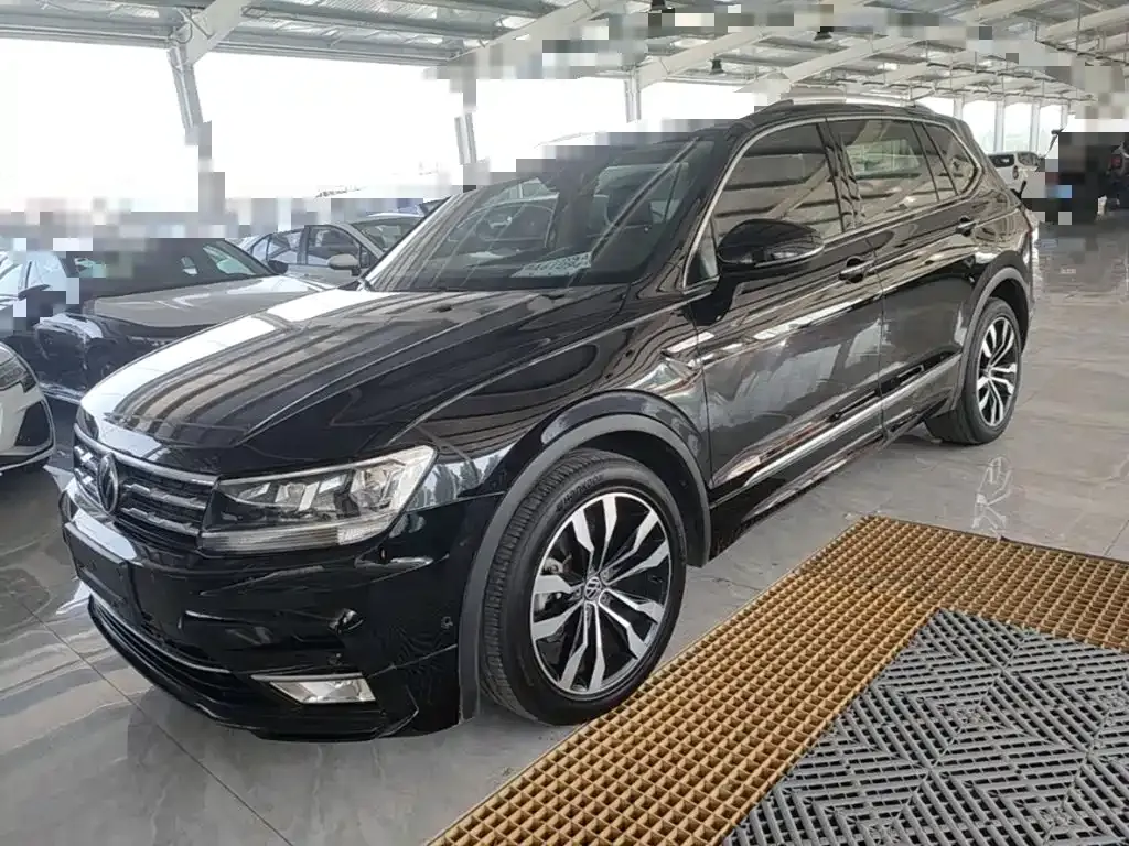 Volkswagen Tiguan L — фото 1