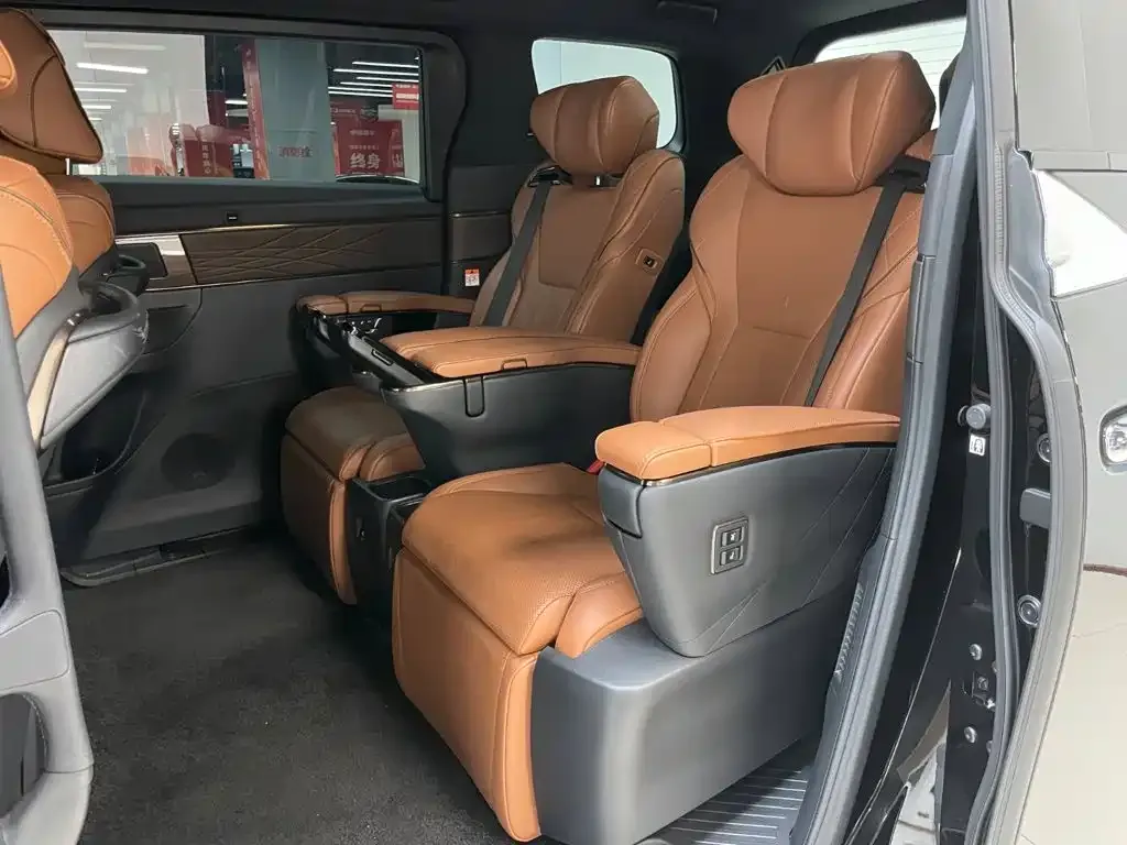 Toyota Alphard — фото 10