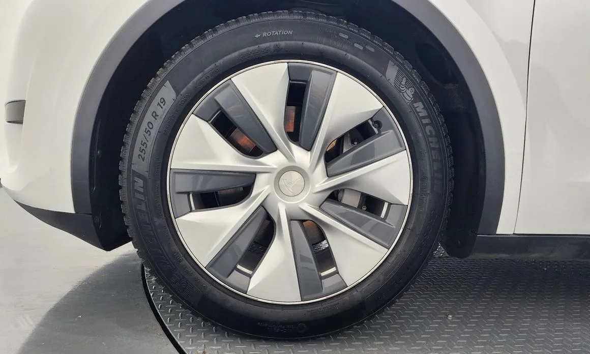 Tesla Model Y — фото 10