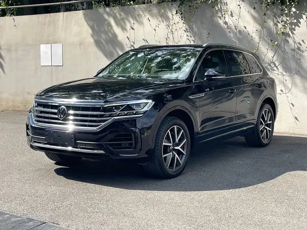 Volkswagen Touareg — фото 1