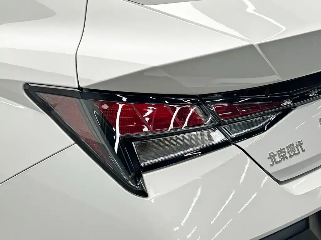 Hyundai Elantra — фото 9