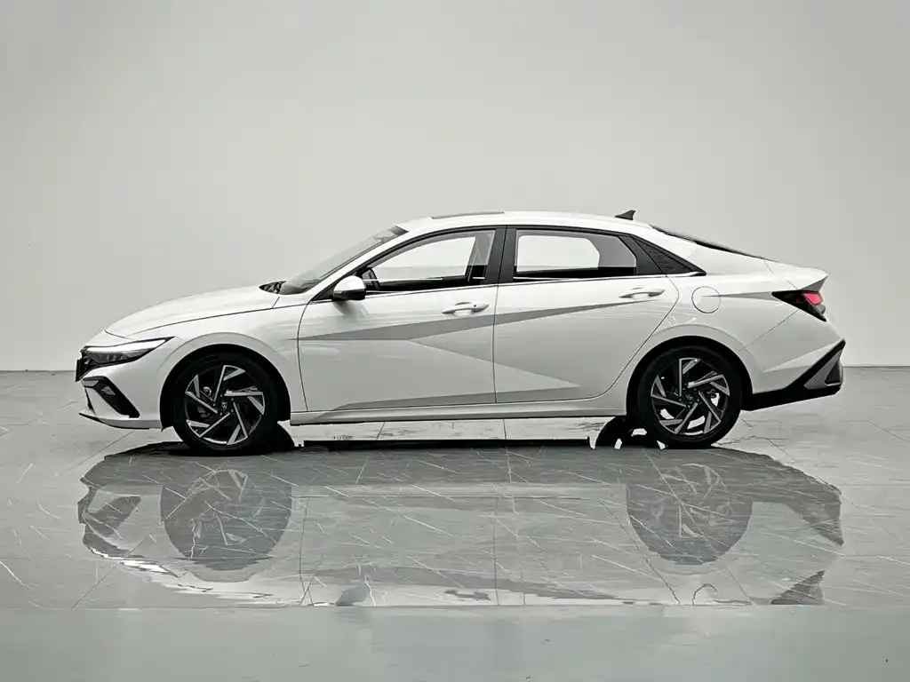 Hyundai Elantra — фото 7