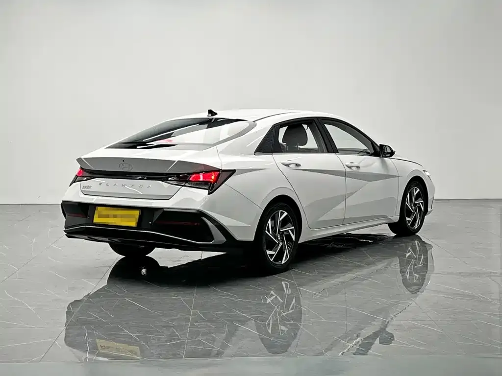 Hyundai Elantra — фото 4