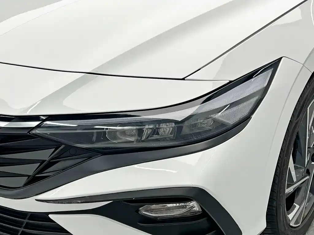 Hyundai Elantra — фото 5