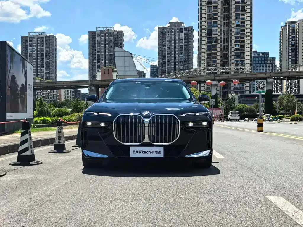 BMW 7 Series — фото 10
