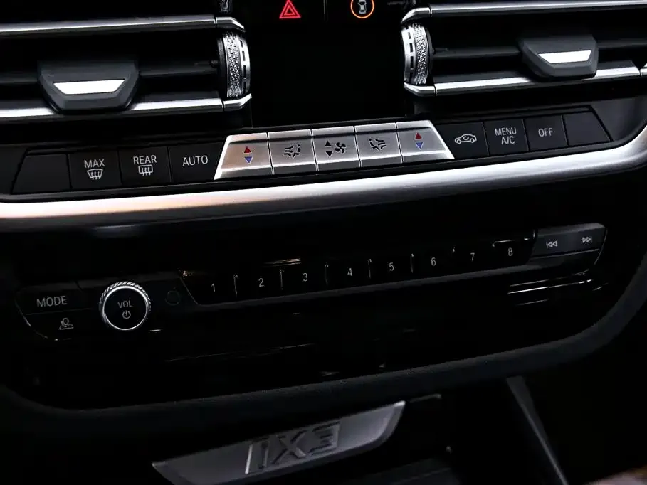 BMW iX3 — фото 8