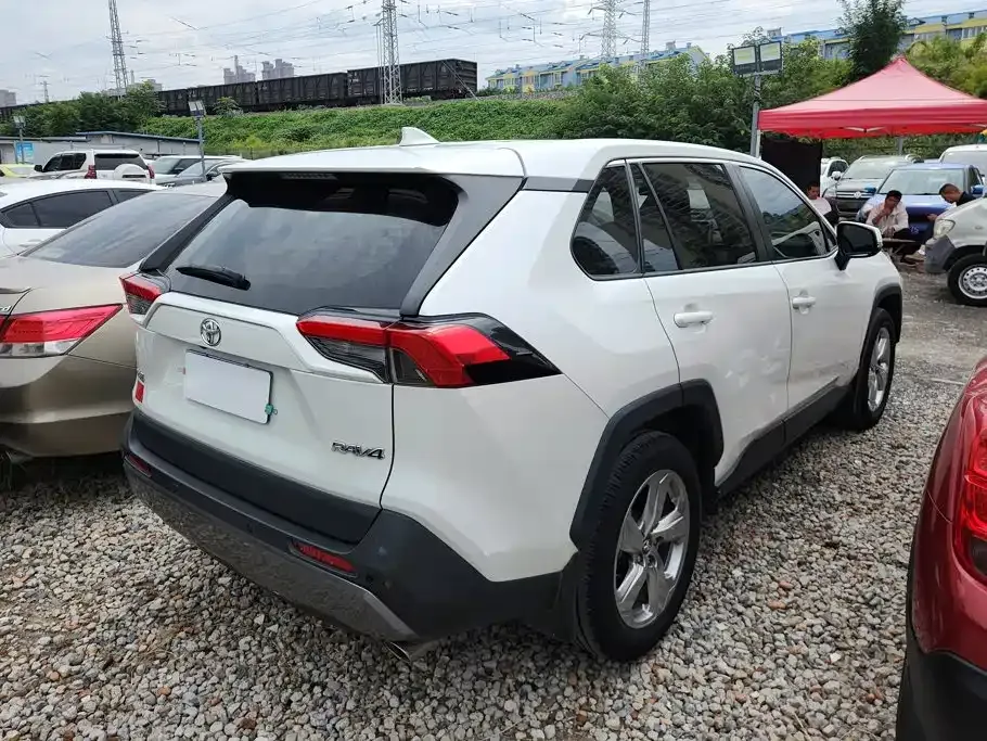 Toyota RAV4 — фото 9