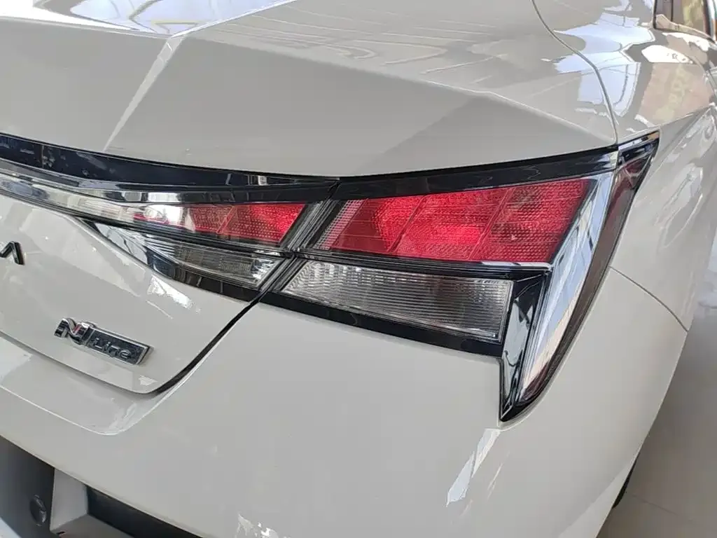 Hyundai Elantra — фото 10