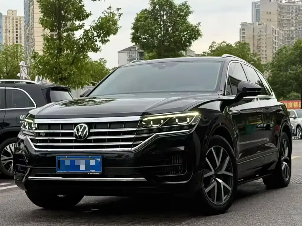 Volkswagen Touareg — фото 1