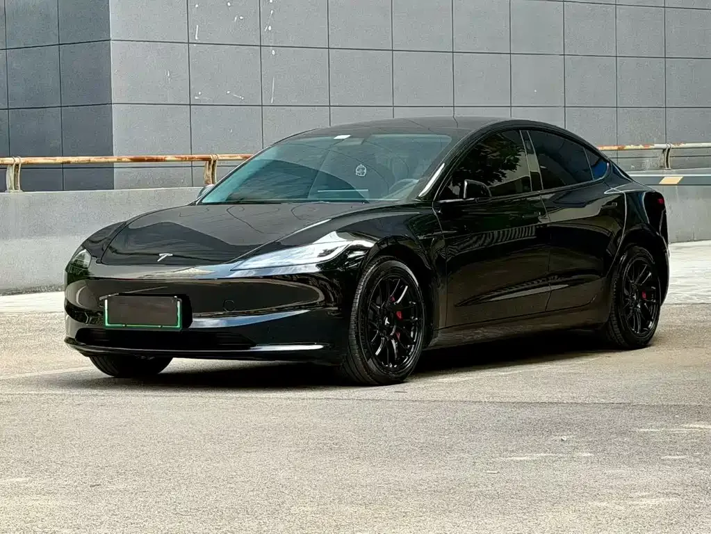 Tesla Model 3 — фото 1