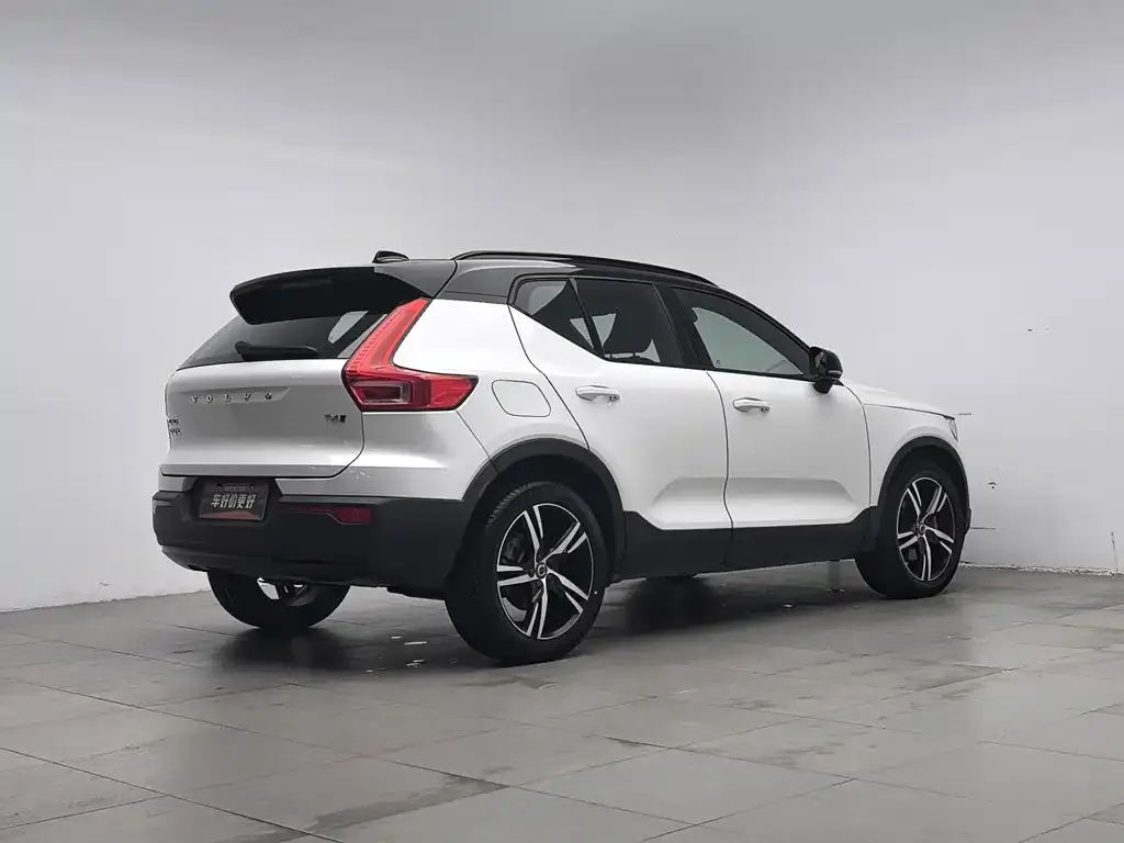 Volvo XC40 — фото 5