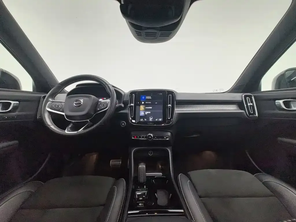 Volvo XC40 — фото 4
