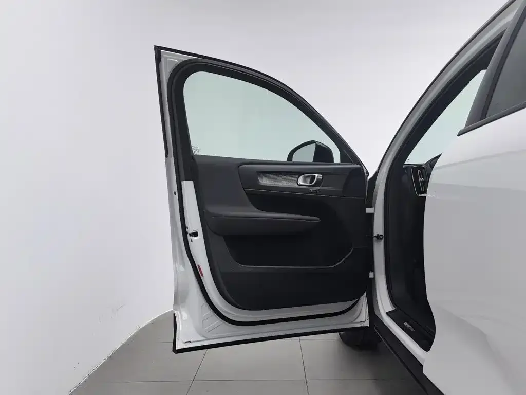 Volvo XC40 — фото 2