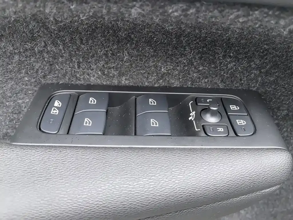 Volvo XC40 — фото 10