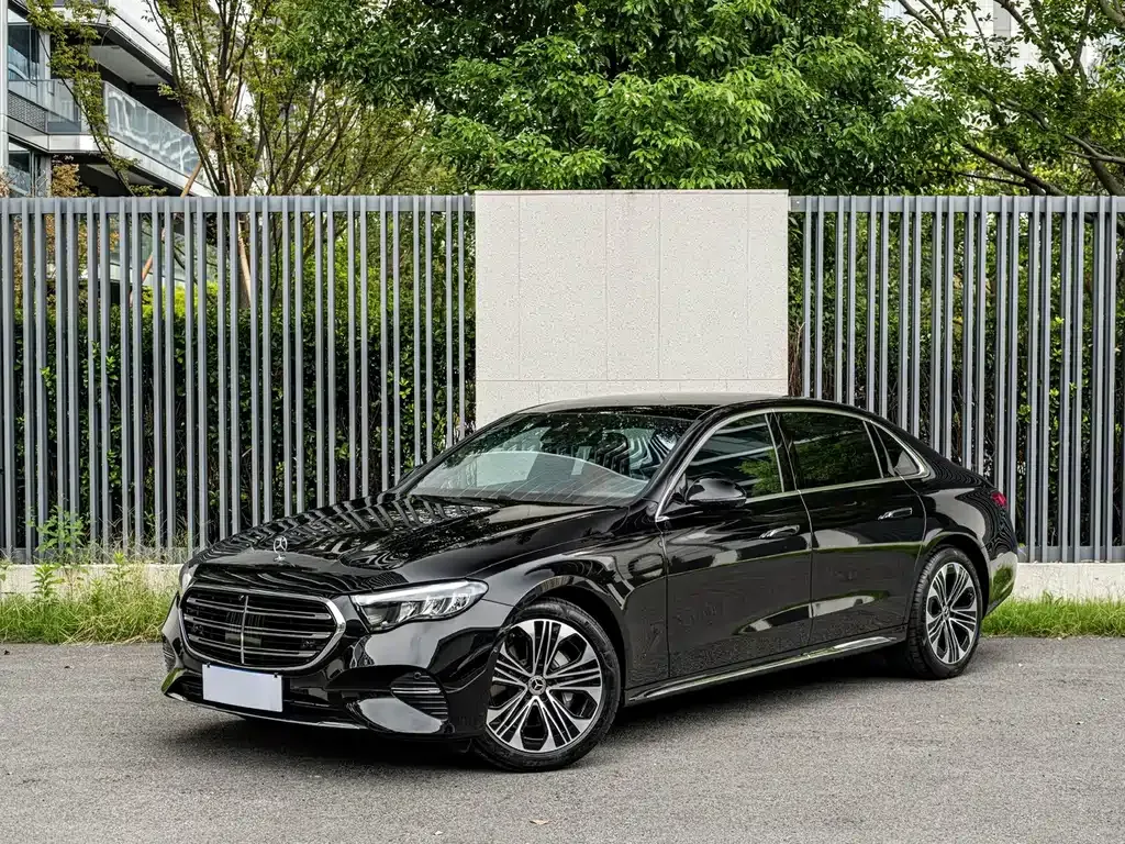 Mercedes-Benz E-Class — фото 1
