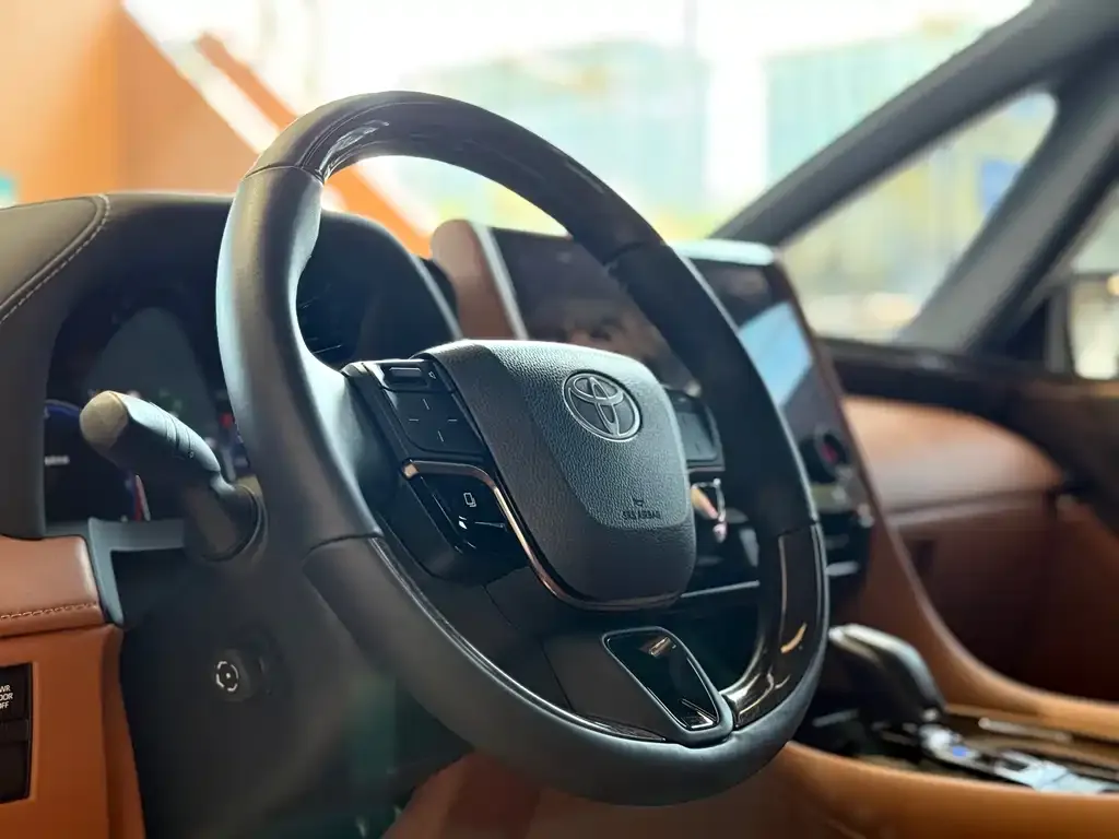 Toyota Alphard — фото 2