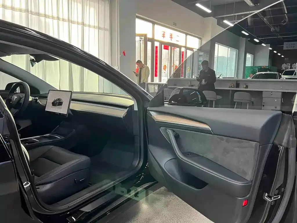 Tesla Model 3 — фото 4