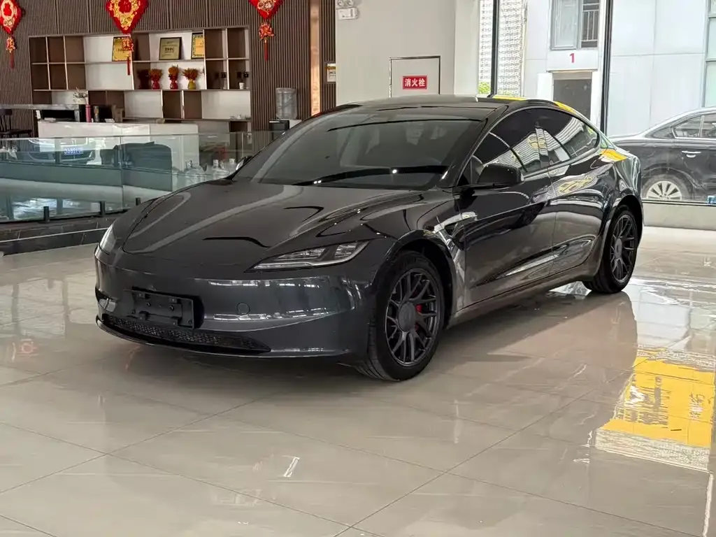 Tesla Model 3 — фото 1