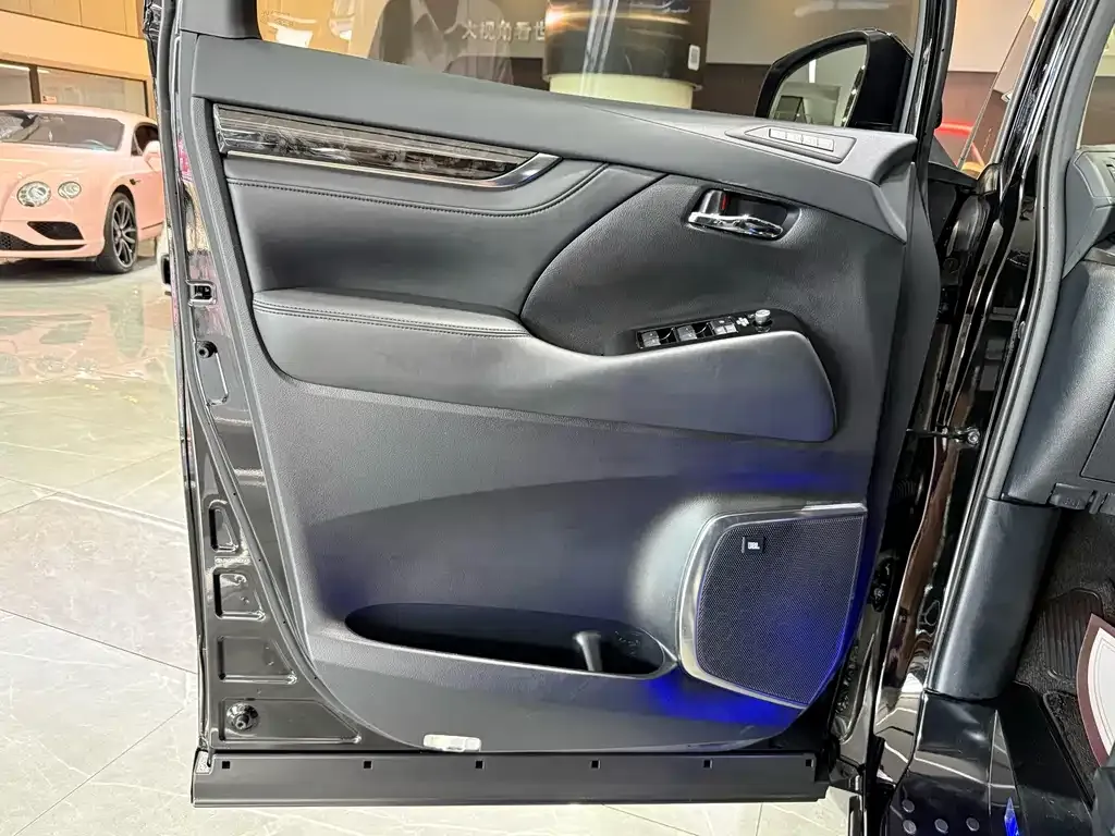 Toyota Vellfire — фото 6