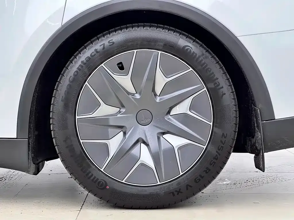 Tesla Model Y L — фото 10